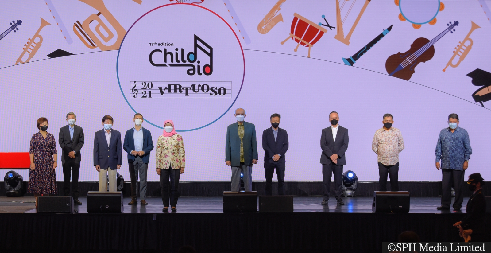 From left, UOB Managing Director Rosalind Lee, Chief Executive Officer of Resorts World at Sentosa Pte. Ltd Tan Hee Teck, chairman of SPH Media Khaw Boon Wan, Editor-In-Chief of The Straits Times Warren Fernandez, President Halimah Yacob, her husband Mohammed Abdullah Alhabshee, The Business Times editor Wong Wei Kong, Citi managing director Hector E. Garcia, businessman and MES group founder and CEO Mohamed Abdul Jaleel, and SPH Media Trust CEO Patrick Daniel, pictured during ChildAid 2021. BT PHOTO: Mark Cheong