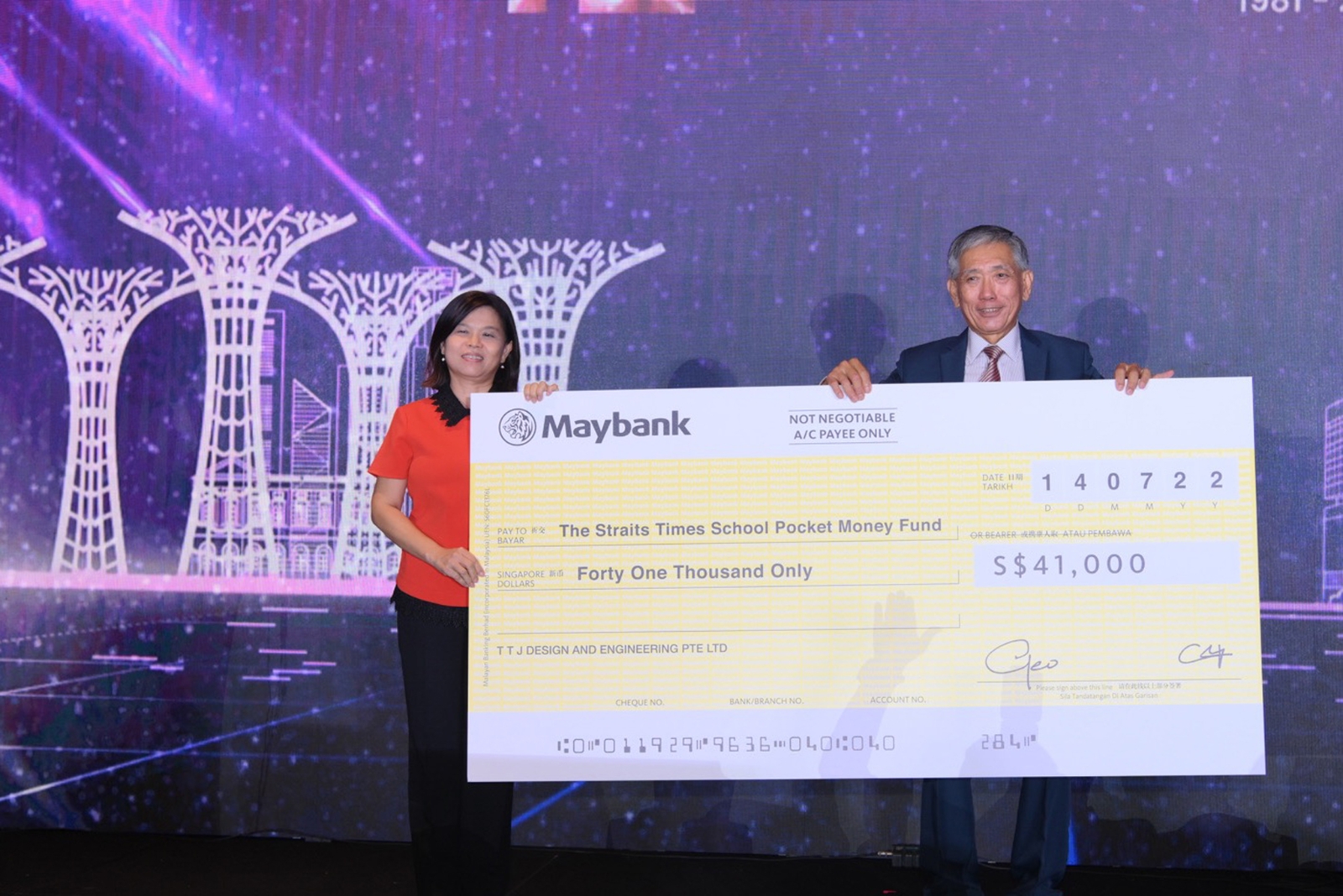 TTJ Design and Engineering founder Teo Hock Chwee (right) presenting the cheque to the fund's general manager Tan Bee Heong. ST PHOTO: DIOS VINCOY JR